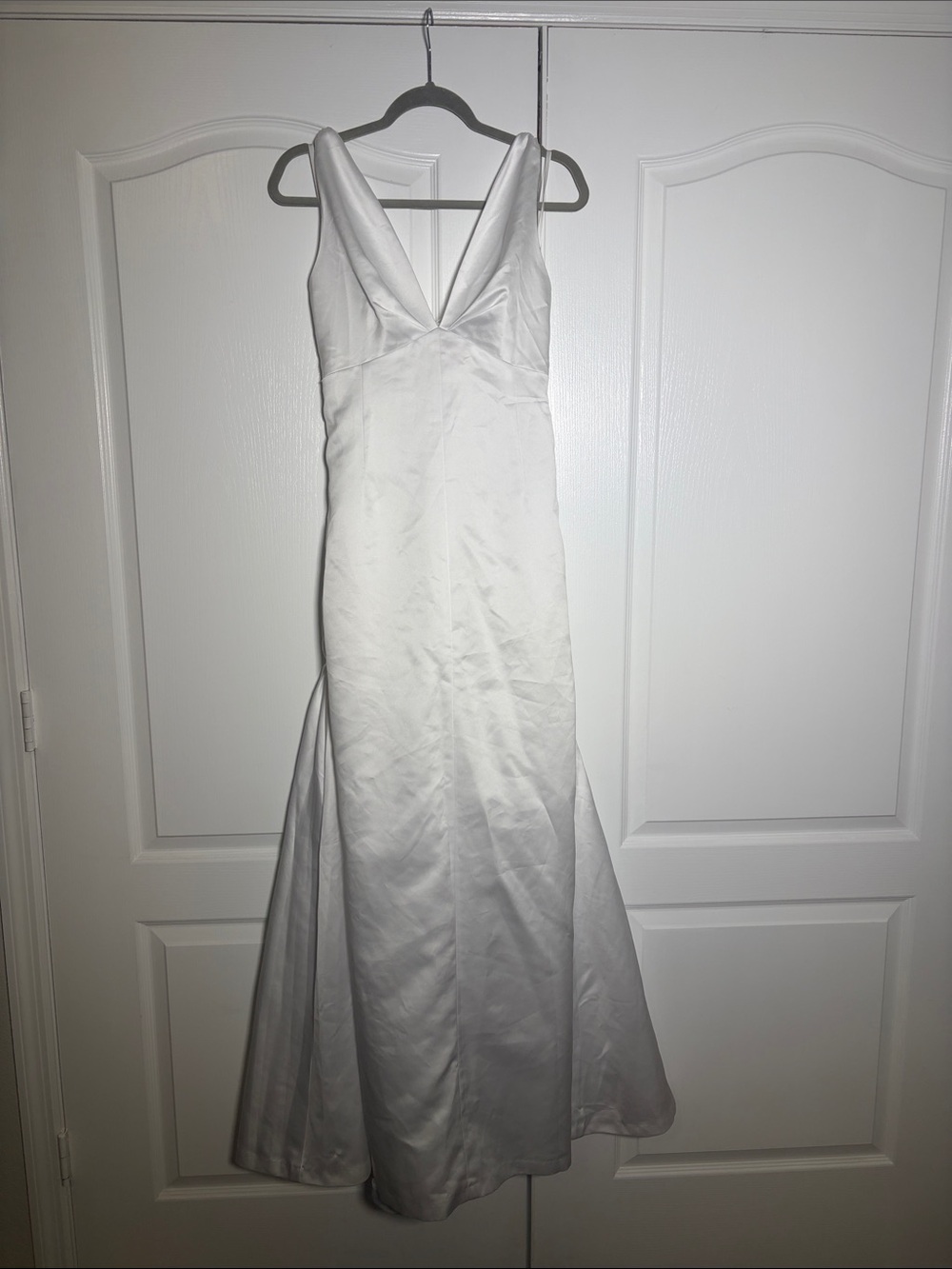 Vera Wang Ivory Satin V-Neck Mermaid Wedding Gown